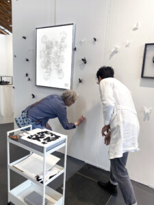 參與觀眾可以將蝴蝶固定在展牆上自己喜歡的位置